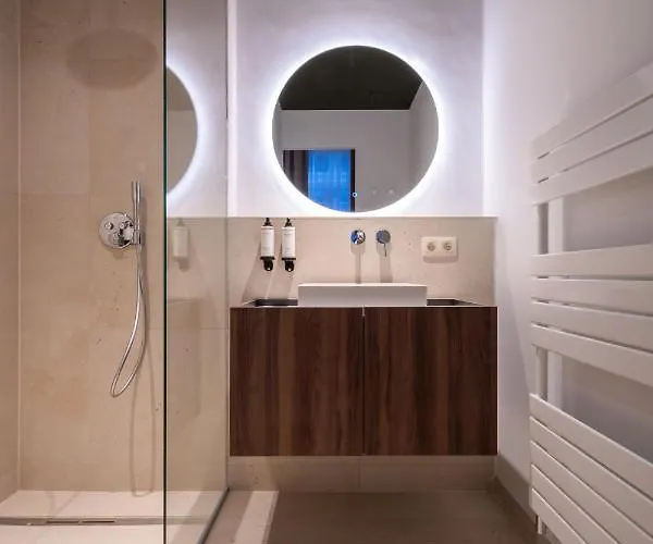 Hotel One Two Four - & 4*