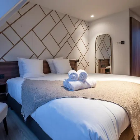 One Two Four - & Hotel 4*