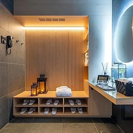 Hotel One Two Four - & 4*