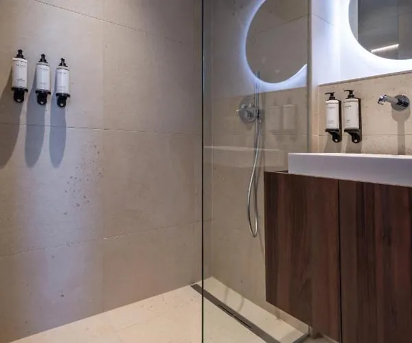 One Two Four - & 호텔 헨트