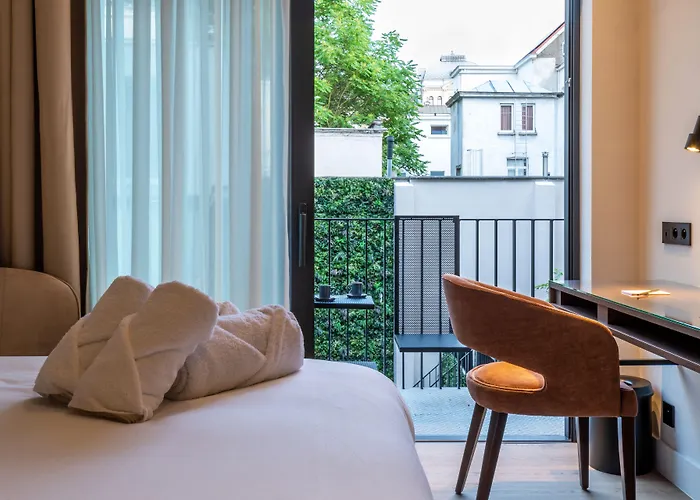 One Two Four - & 호텔